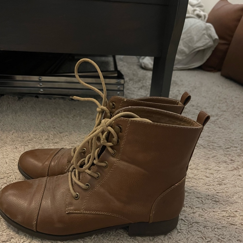 Combat boots
